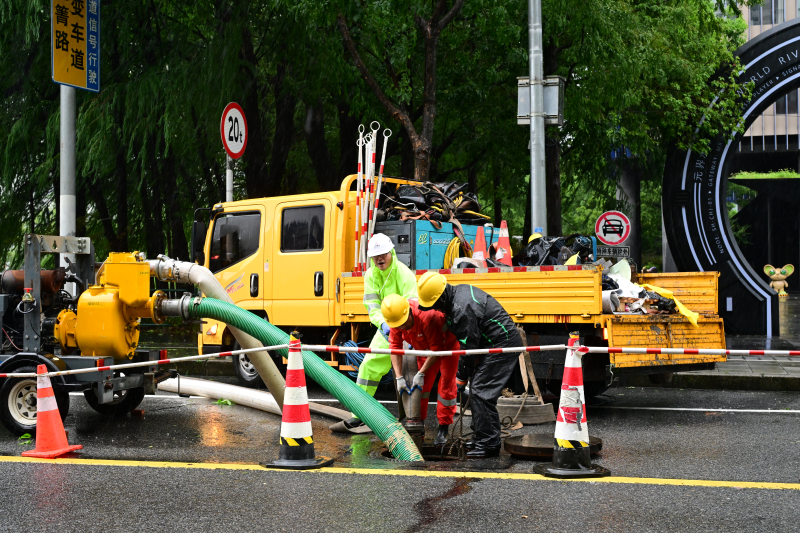【图集】台风“白海豚”今晨致上海39处道路积水	，正开展抢排清理