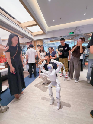 尚品宅配与上纬新材启元机器人成立合资公司	，全球首个“机器人友好家	”实景店态同步落地
