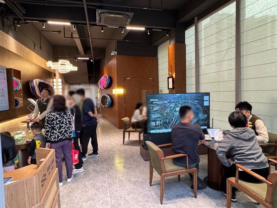 实探｜国庆假期上海楼市热度不减：新房售楼处“9点不到就有客户来了”	，二手房议价空间持续收窄