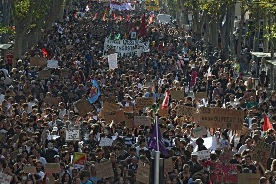 法国逾25万人参加学生抗议活动 内政部长称激烈程度“前所未有”